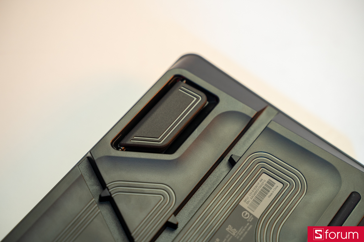 Kickstand của Corsair Vanguard 96 được hoàn thiện rất tốt
