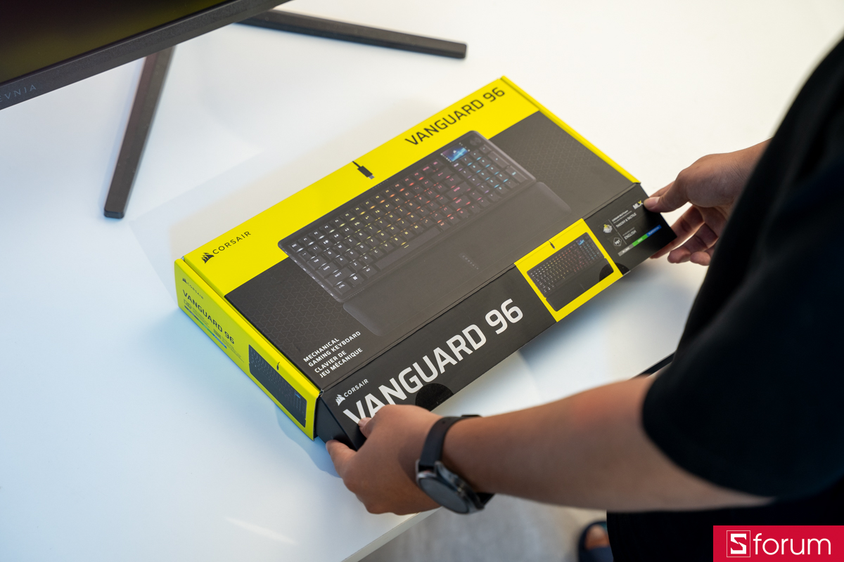 Hộp đựng của Corsair Vanguard 96