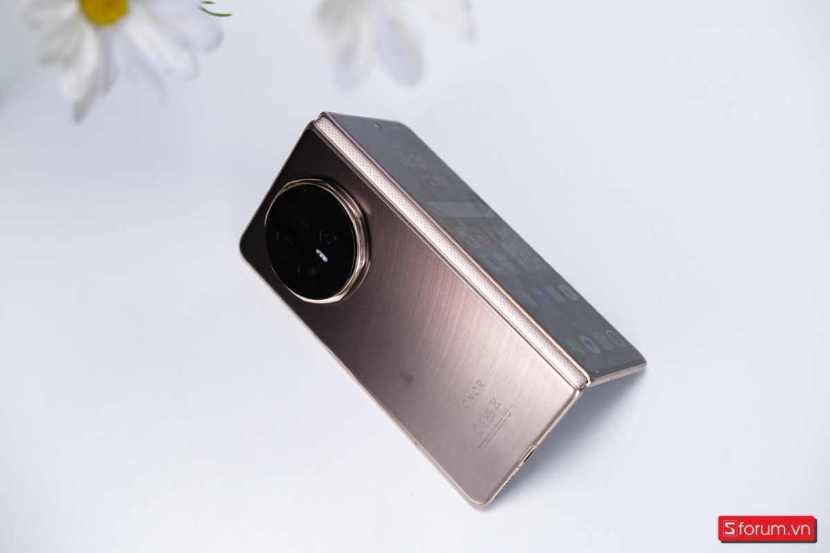 Mặt lưng và bản lề của HONOR Magic V5