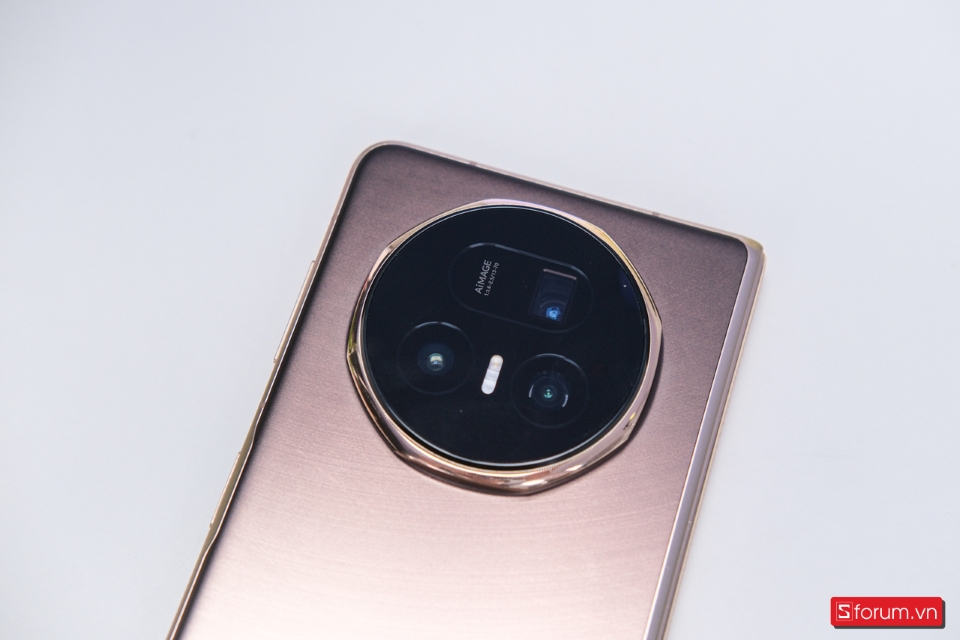 Cụm camera của HONOR Magic V5