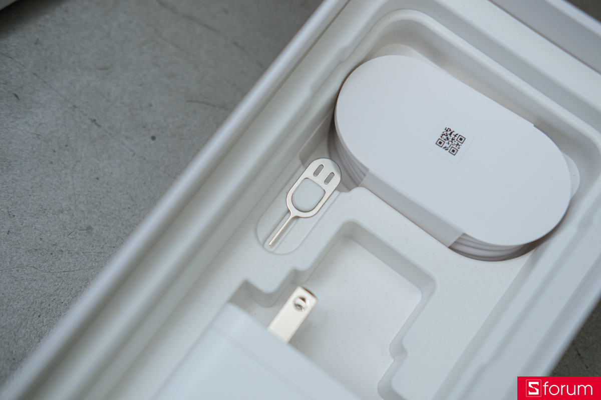 Que chọc sim và bộ sạc tặng kèm trong hộp OPPO Find X9 Pro