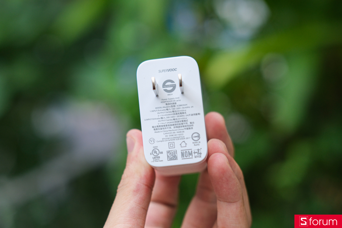 Công suất tối đa của củ sạc là 80W với công nghệ SuperVOOC