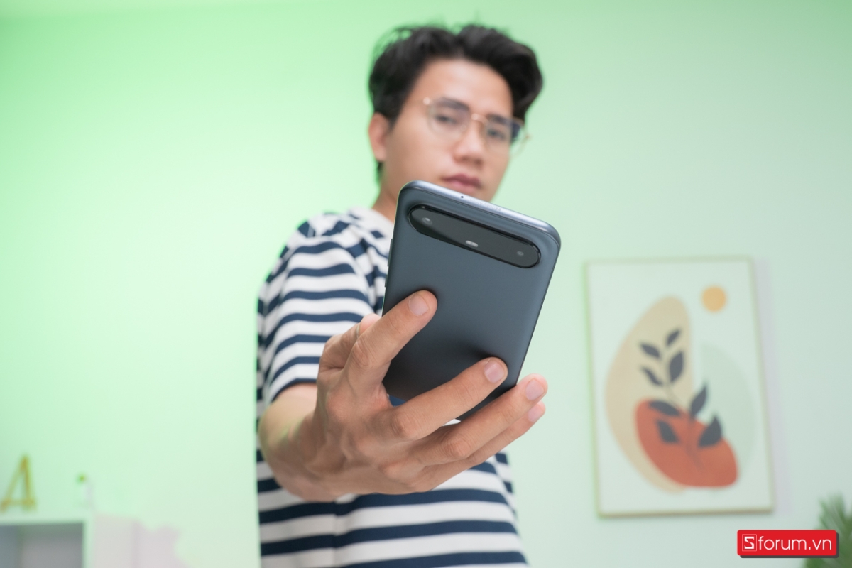 Tecno Pova Slim 5G sở hữu thiêt kế siêu mỏng, mang đến trải nghiệm cầm nắm rất tốt