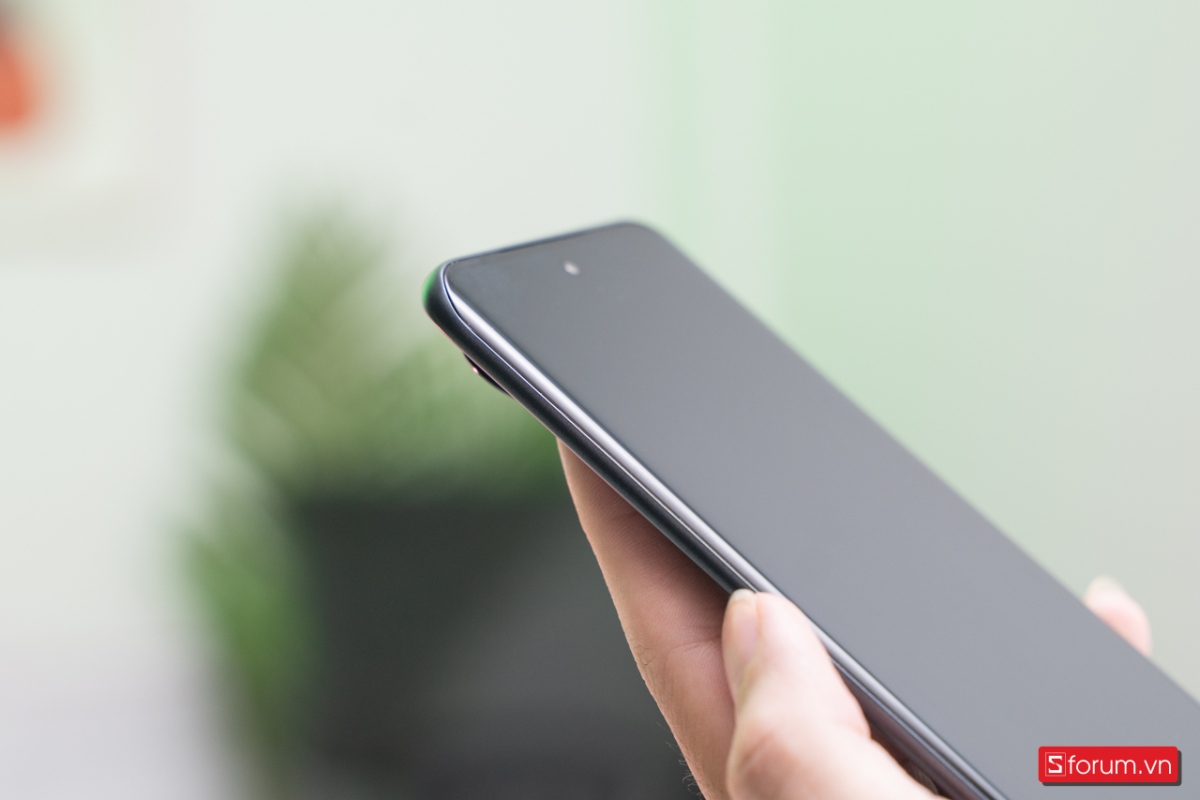 Tecno Pova Slim 5G sở hữu nhiều đường cong trong thiết kế