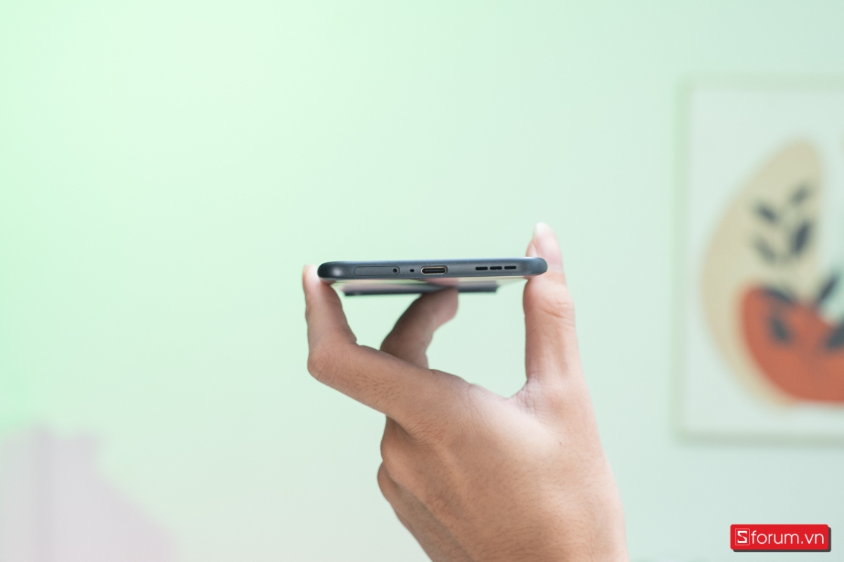 Cạnh dưới của Tecno Pova Slim 5G