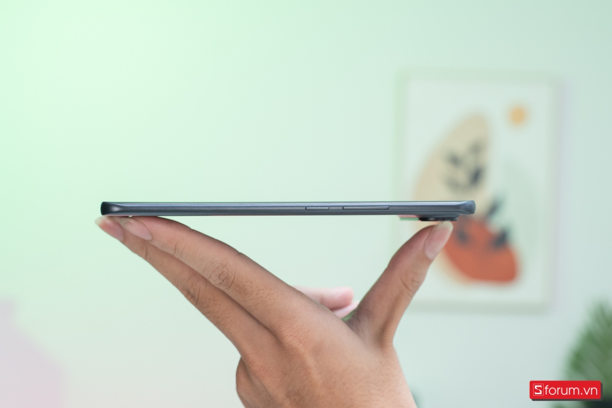Cạnh phải của Tecno Pova Slim 5G là nơi đặt nút nguồn và phím tăng giảm âm lượng