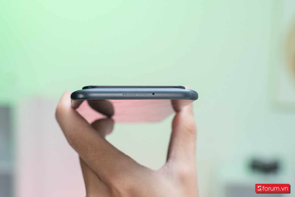 Cạnh trên của Tecno Pova Slim 5G là nơi đặt mic 