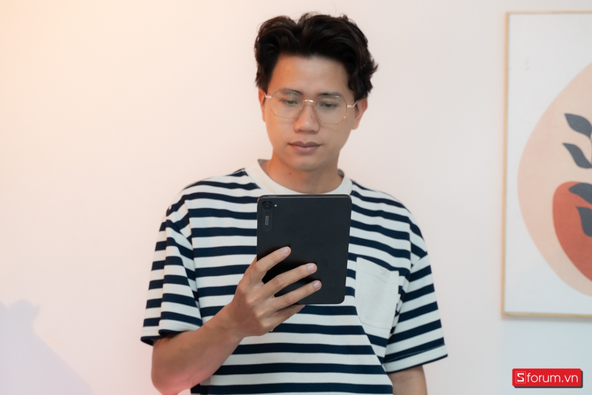 Xiaomi Pad Mini cho cảm giác cầm nắm tương đối tốt