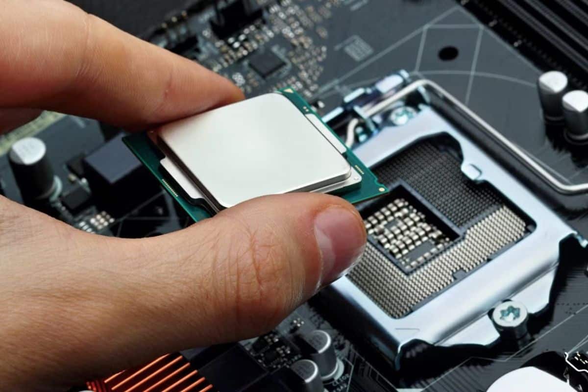 Dấu hiệu nhận biết chân socket CPU bị gãy