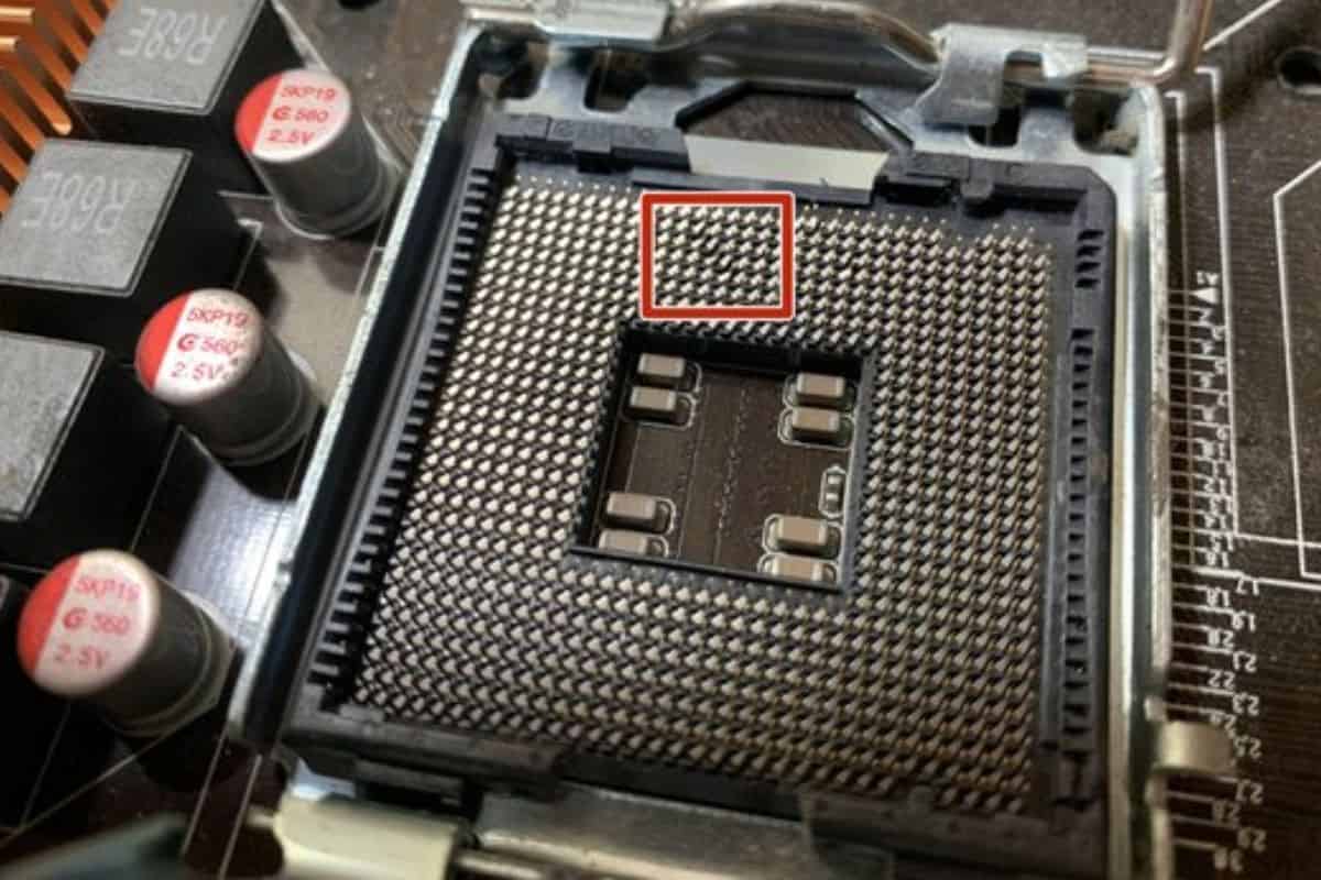 Có thể quan sát kỹ bằng mắt thường để kiểm tra chân socket CPU