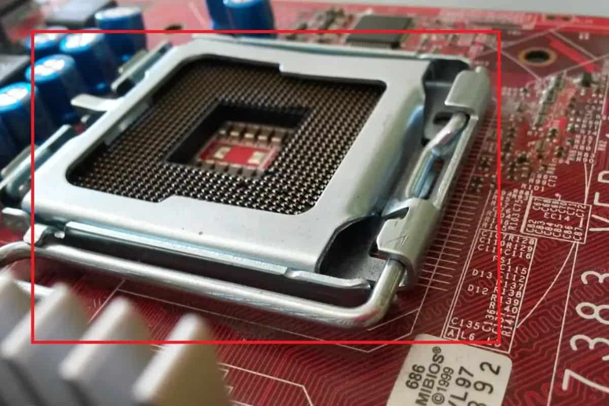 Tùy tình trạng hư hỏng có thể nắn chỉnh hoặc thay socket CPU mới