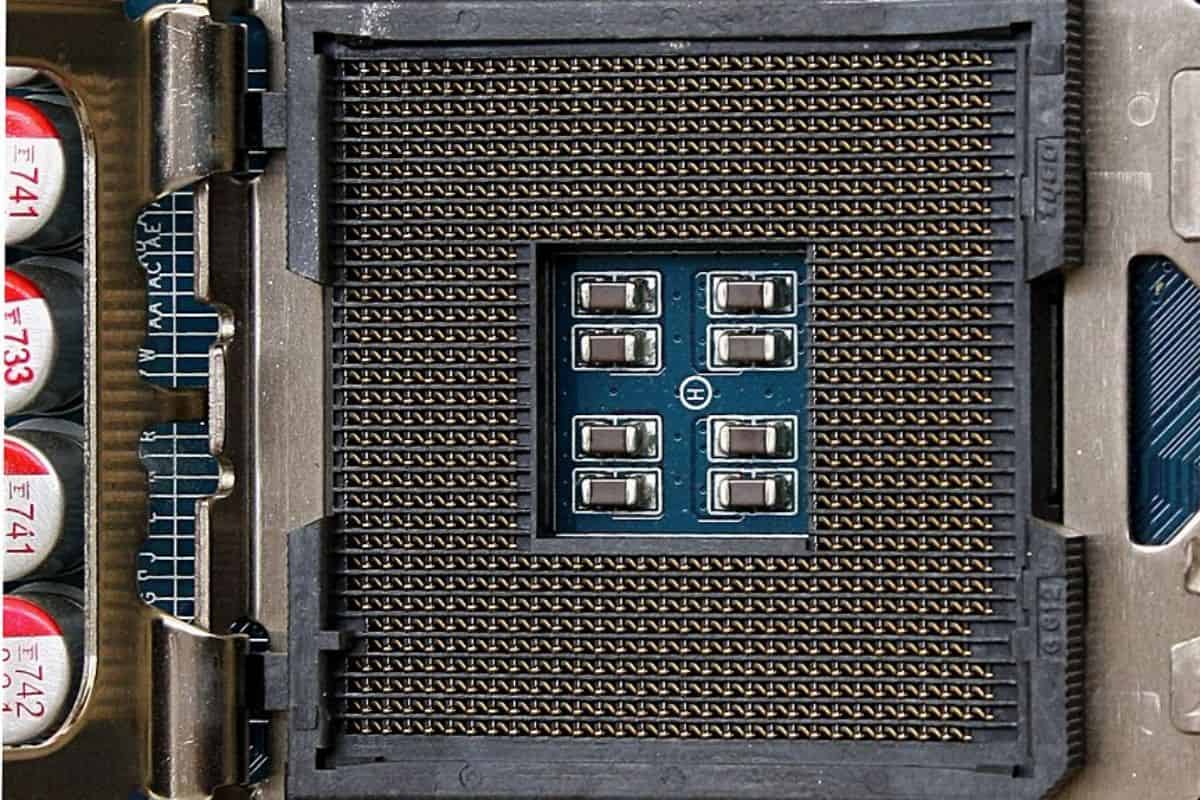 Khi lắp CPU không nên dùng lực day hoặc éo mạnh