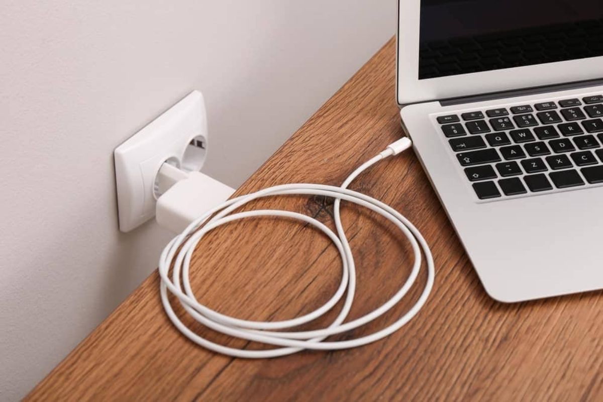 Kiểm tra nguồn điện để kịp thời phát hiện và hạn chế lỗi laptop đột ngột tắt nguồn