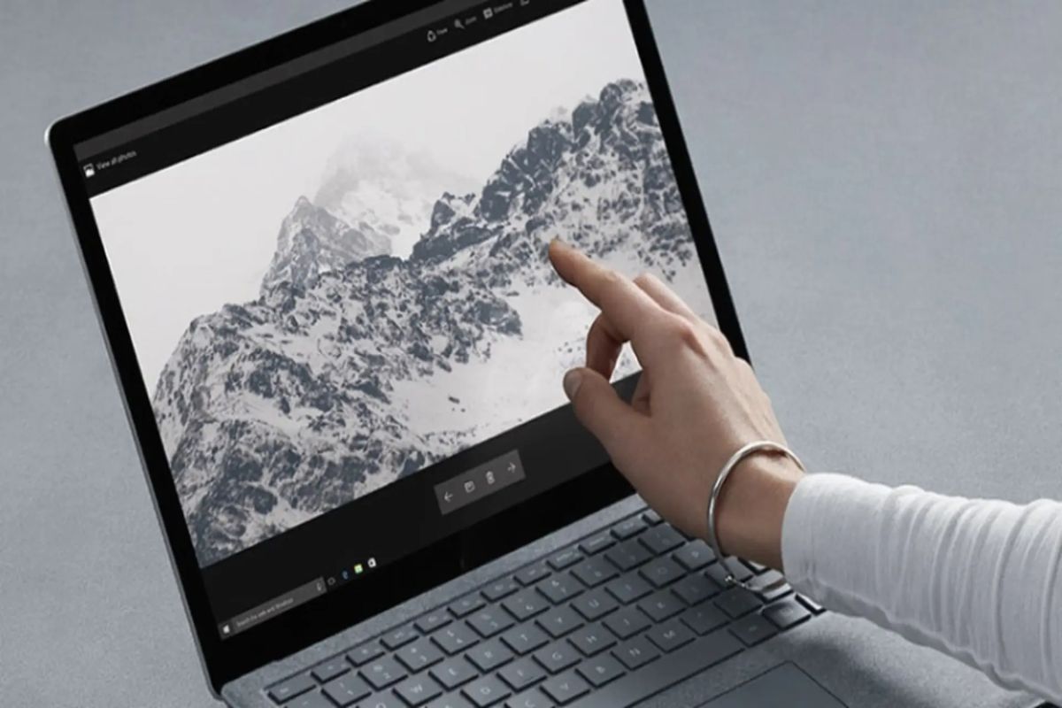Nên kiểm tra màn hình máy để hạn chế lỗi laptop đột ngột tắt nguồn