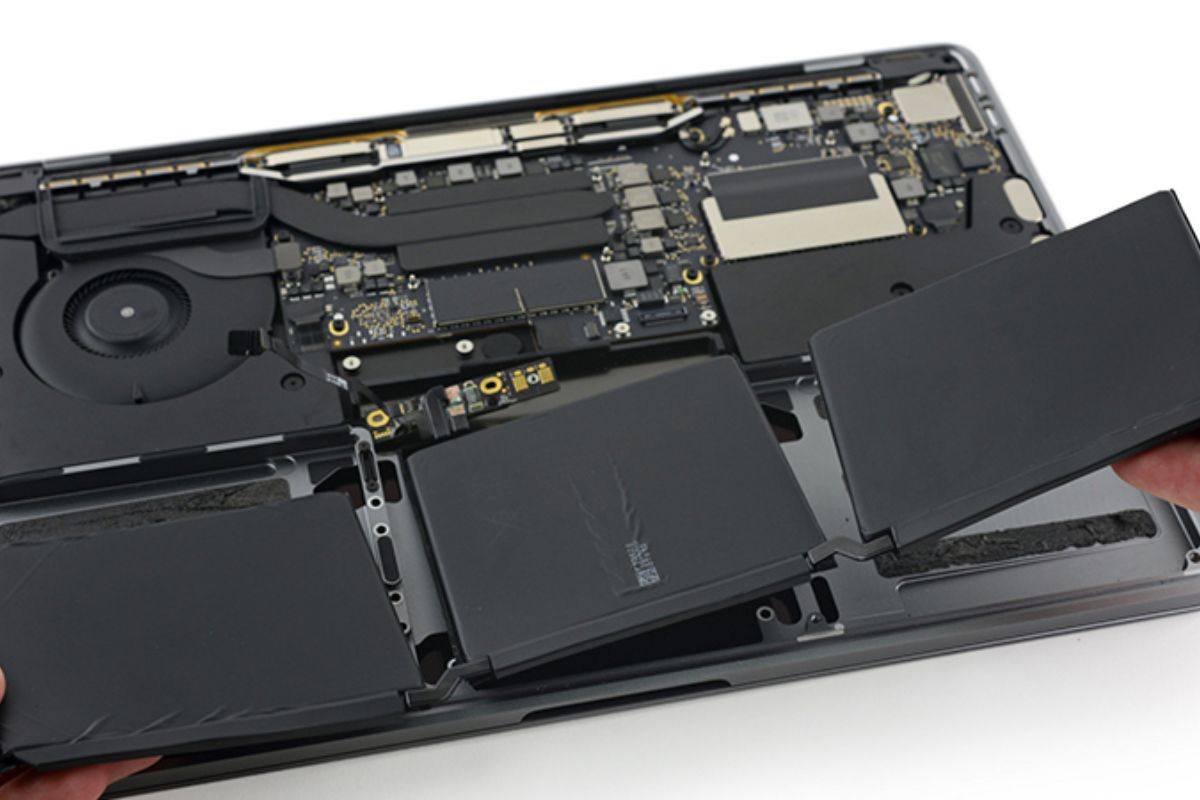 Vệ sinh quạt tản nhiệt để hạn chế lỗi laptop đột ngột tắt nguồn bước 1 (Hình minh họa)
