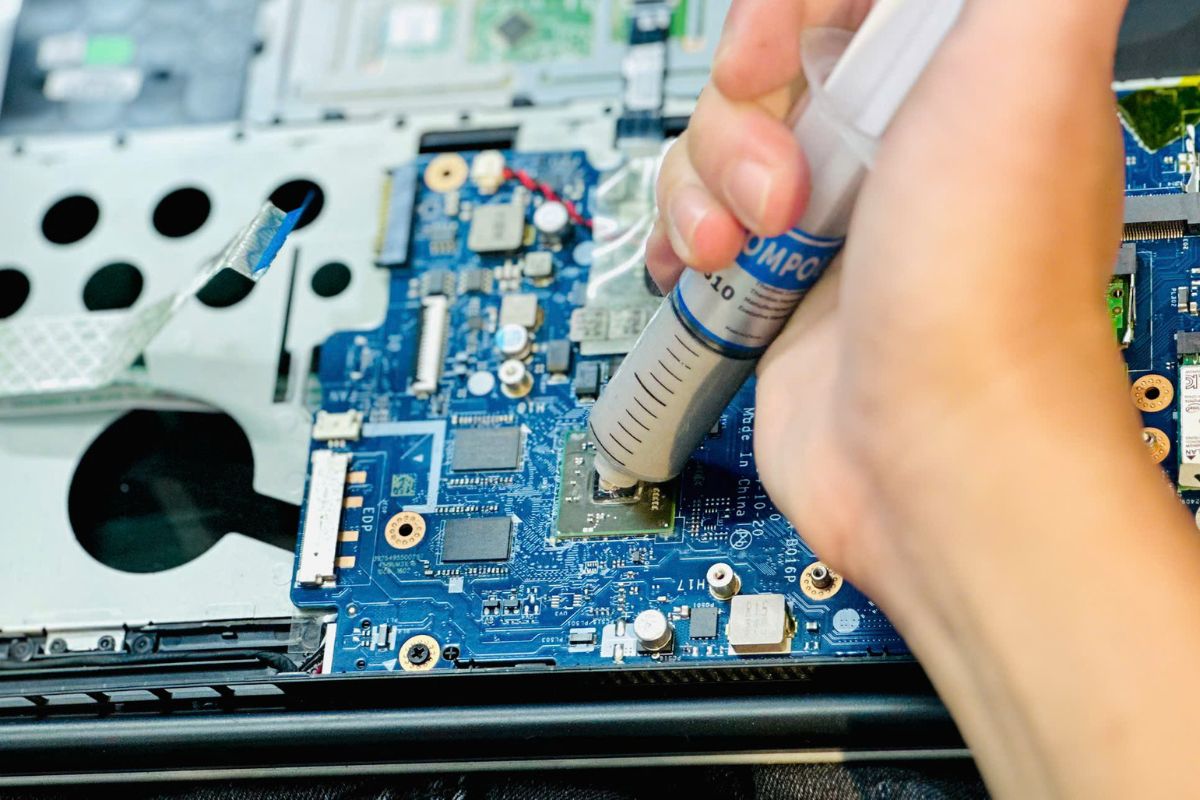 Vệ sinh quạt tản nhiệt để hạn chế lỗi laptop đột ngột tắt nguồn bước 2 (Hình minh họa)