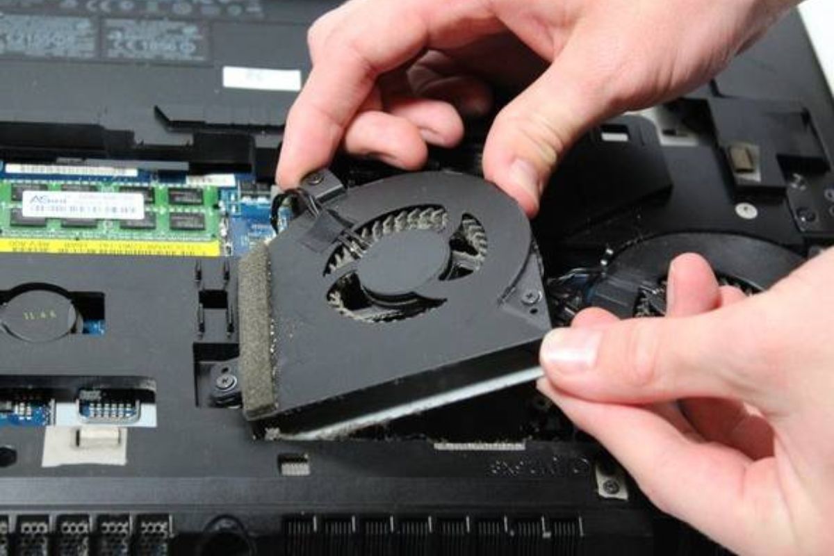Vệ sinh quạt tản nhiệt để hạn chế lỗi laptop đột ngột tắt nguồn bước 3 (Hình minh họa)