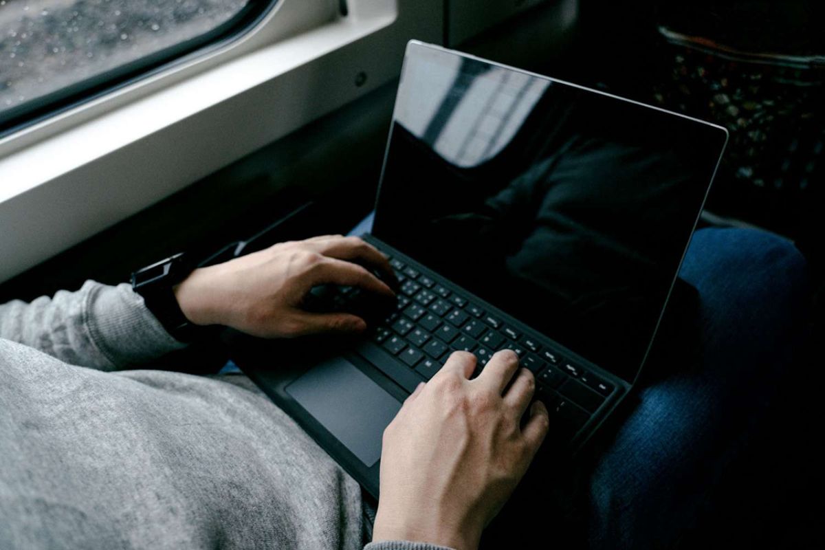Laptop đột ngột tắt nguồn có thể do nguồn điện thiếu ổn định