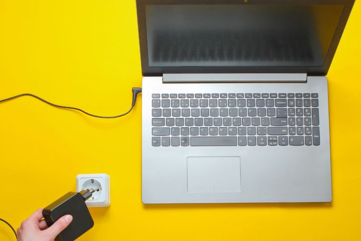 Việc lỗi hệ thống sạc có thể khiến laptop đột ngột bị tắt nguồn