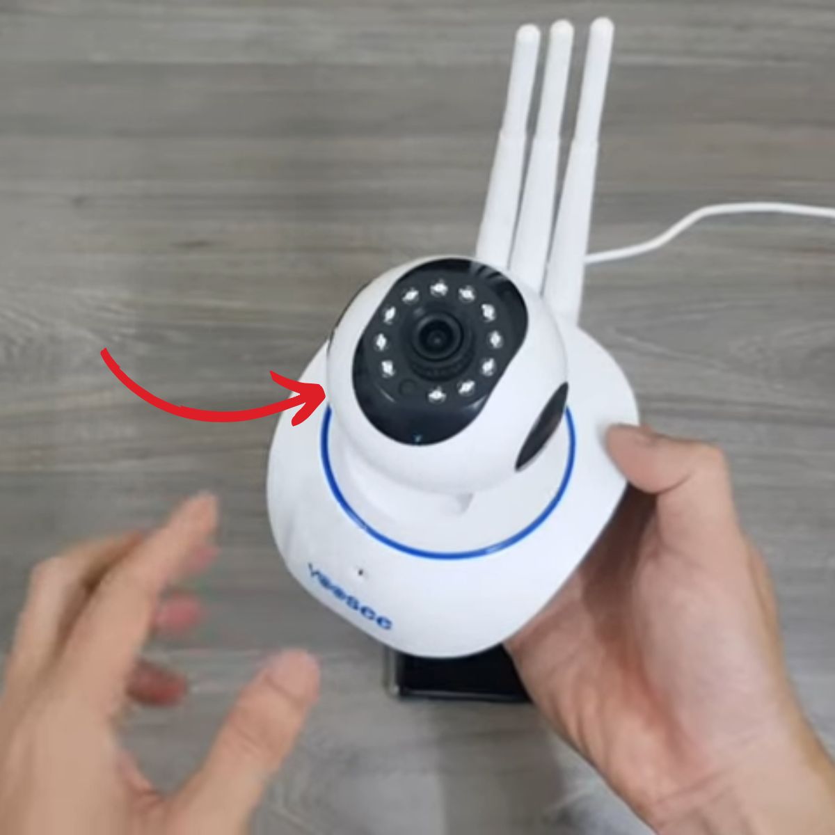 Bước đầu tiên trong cách cài đặt camera Yoosee trên điện thoại Samsung là cắm nguồn và tải ứng dụng Yoosee từ CH Play