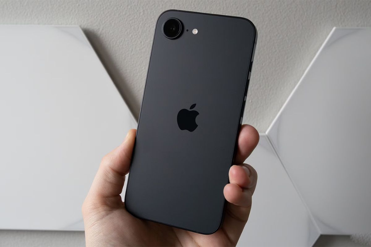 Dù màu iPhone 16e không được đa dạng, nhưng thiết kế ngoại quan lại có sự hài hòa, dễ sử dụng