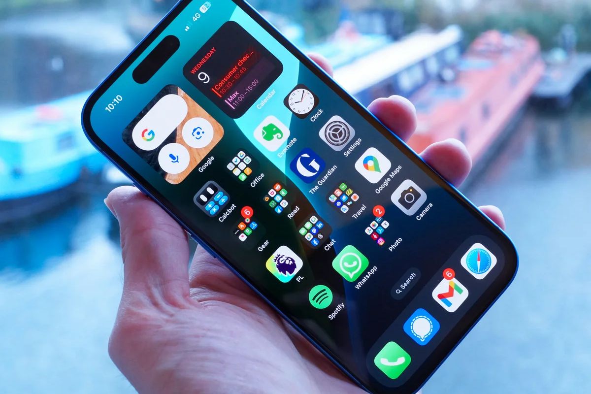 iPhone 16 bản thường được trang bị màn hình 6.1 inch Super Retina XDR OLED