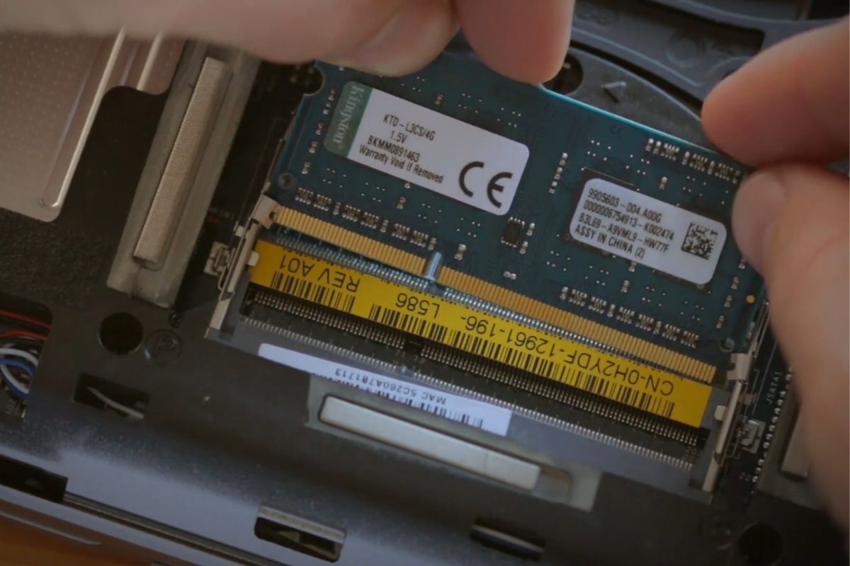 khắc phục laptop Dell mở không lên màn hình chính bằng chỉnh lại khe cắm ram - bước 4