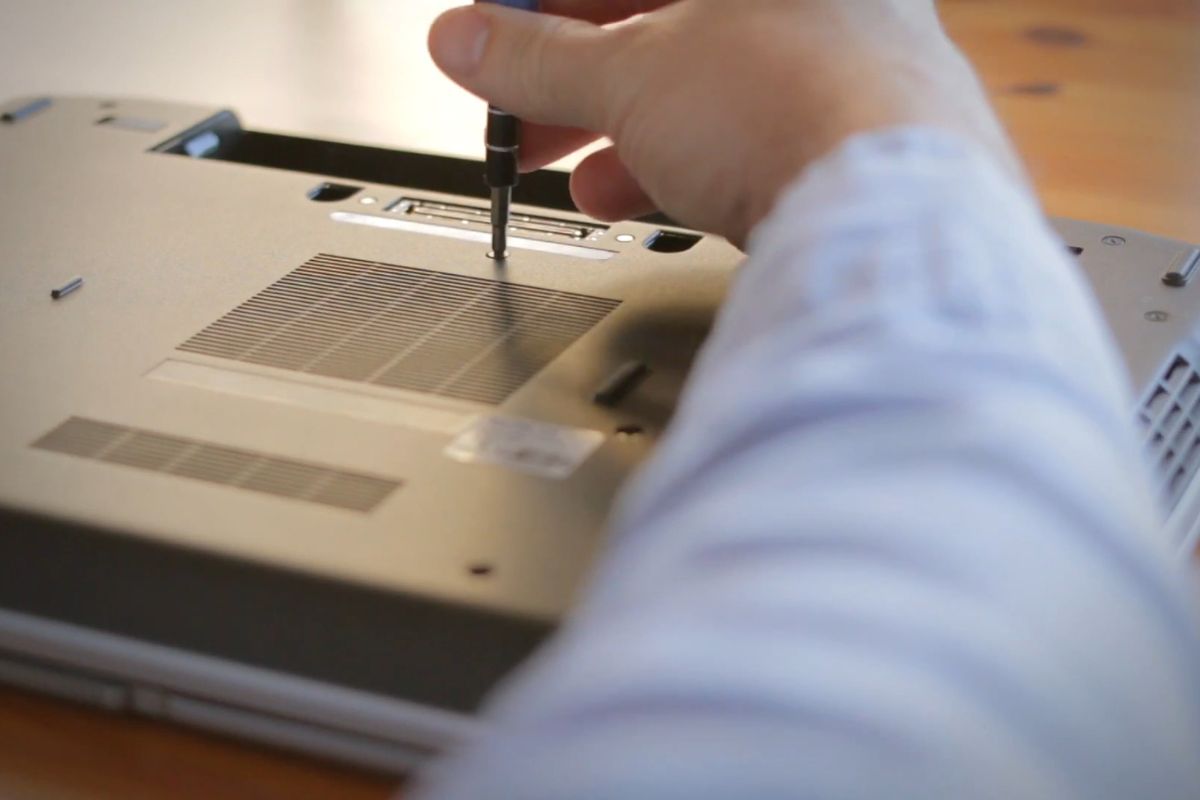 khắc phục laptop Dell mở không lên màn hình chính bằng chỉnh lại khe cắm ram - bước 5