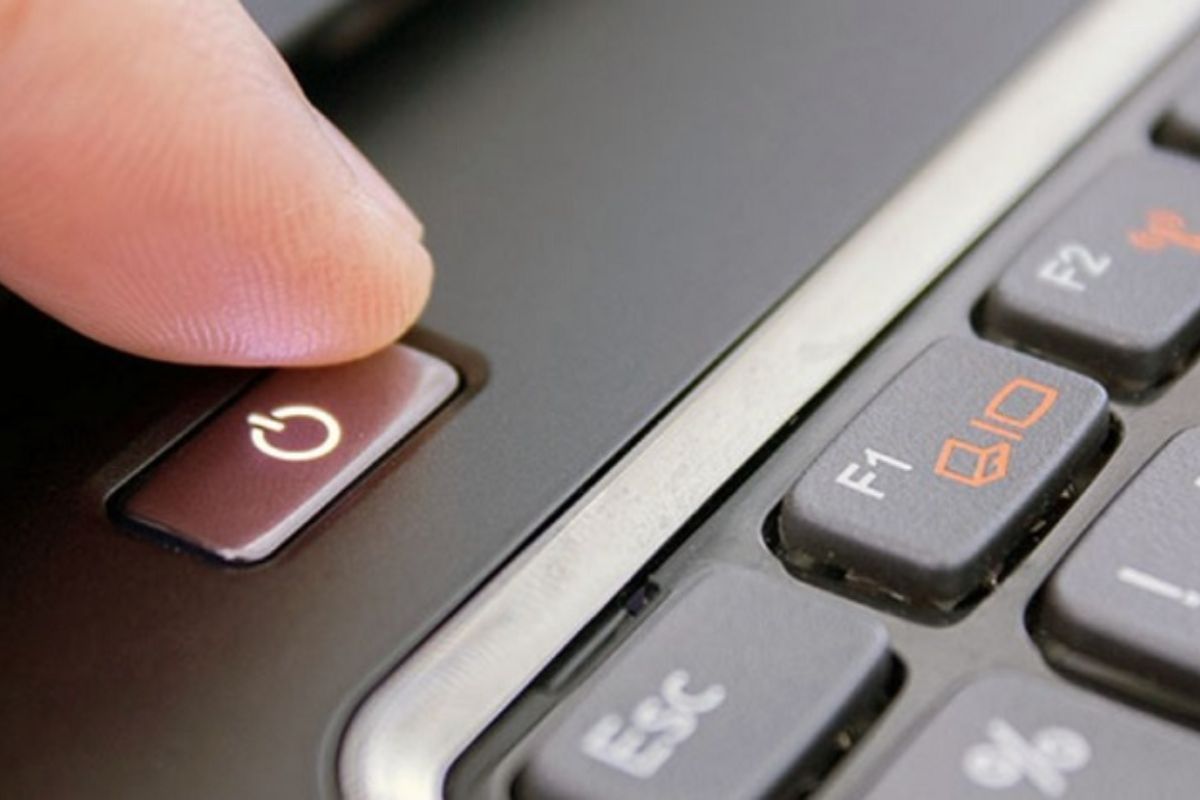 khắc phục laptop Dell mở không lên màn hình chính - nhấn giữ nút nguồn