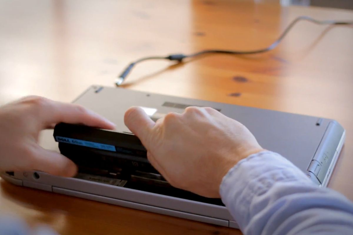 khắc phục laptop Dell mở không lên màn hình chính - chỉnh lại khe cắm ram