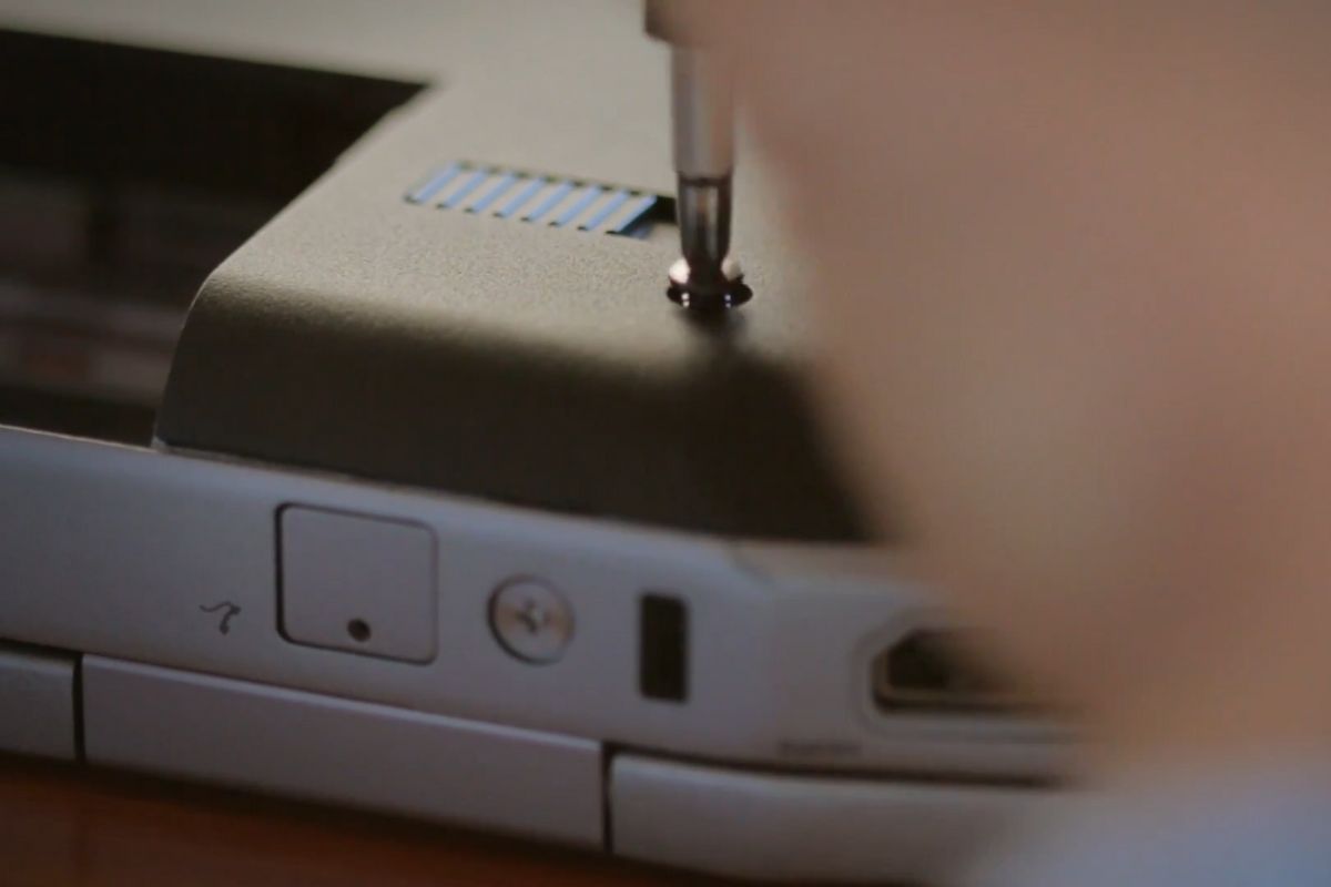 khắc phục laptop Dell mở không lên màn hình chính bằng chỉnh lại khe cắm ram - bước 1