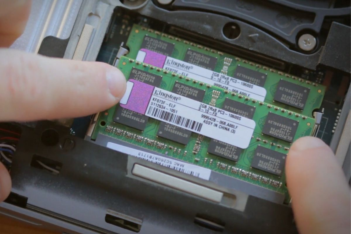 khắc phục laptop Dell mở không lên màn hình chính bằng chỉnh lại khe cắm ram - bước 2