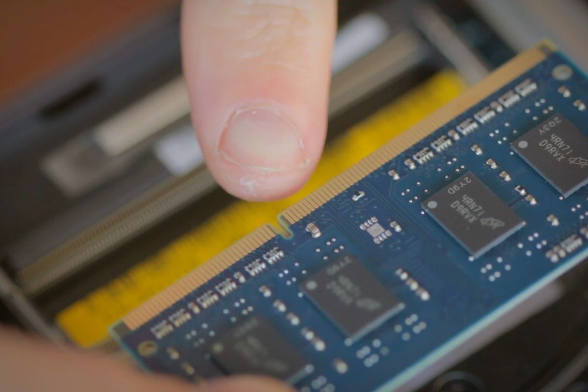 khắc phục laptop Dell mở không lên màn hình chính bằng chỉnh lại khe cắm ram - bước 3