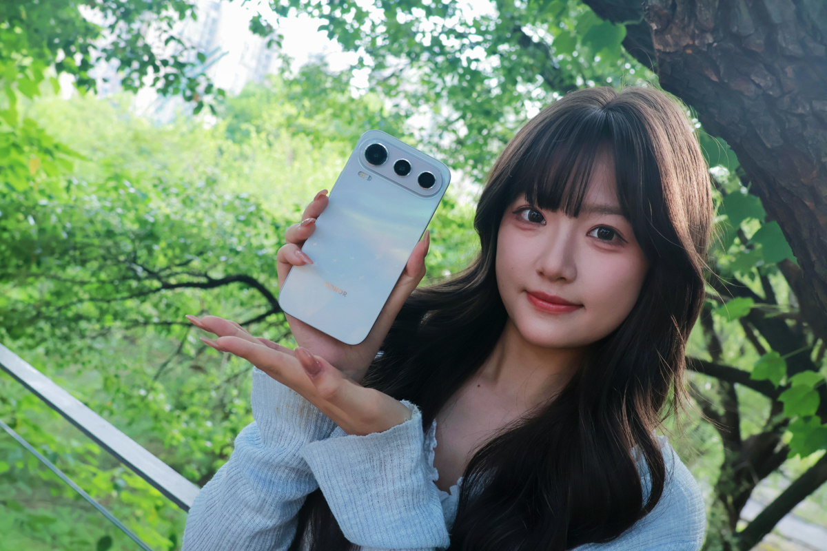 Cận cảnh Honor 600 Pro phiên bản màu xanh táo trẻ trung trên tay người mẫu