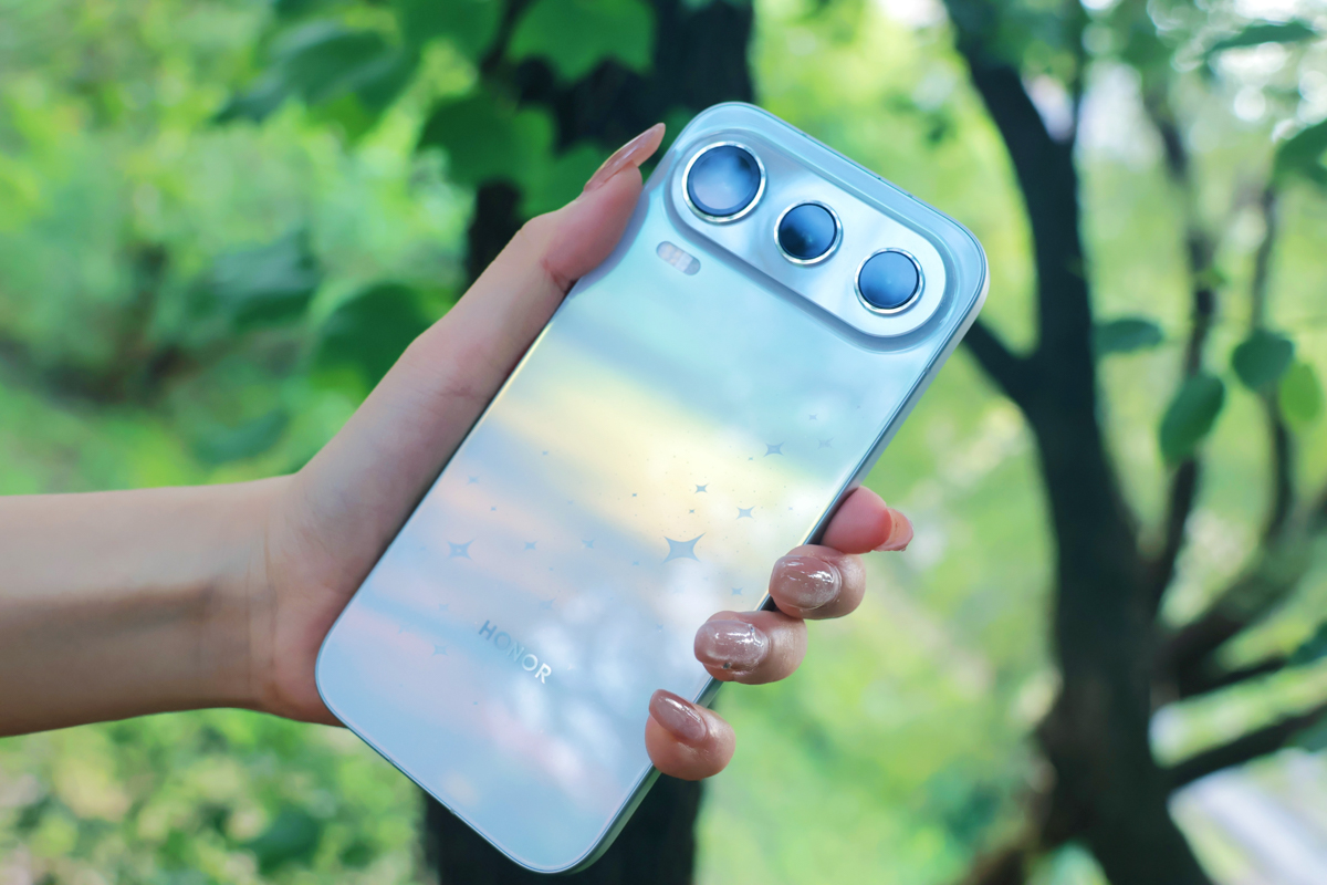 Cận cảnh Honor 600 Pro khoe mặt lưng kính có hiệu ứng ngàn sao lấp lánh dưới ánh nắng