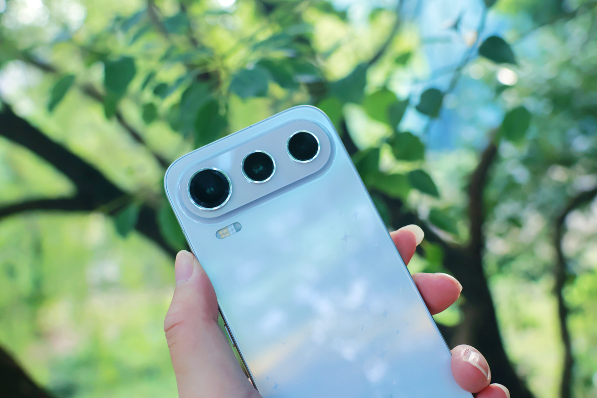 Cận cảnh Honor 600 Pro với cụm camera sau được thiết kế dạng đảo pha lê hình viên thuốc