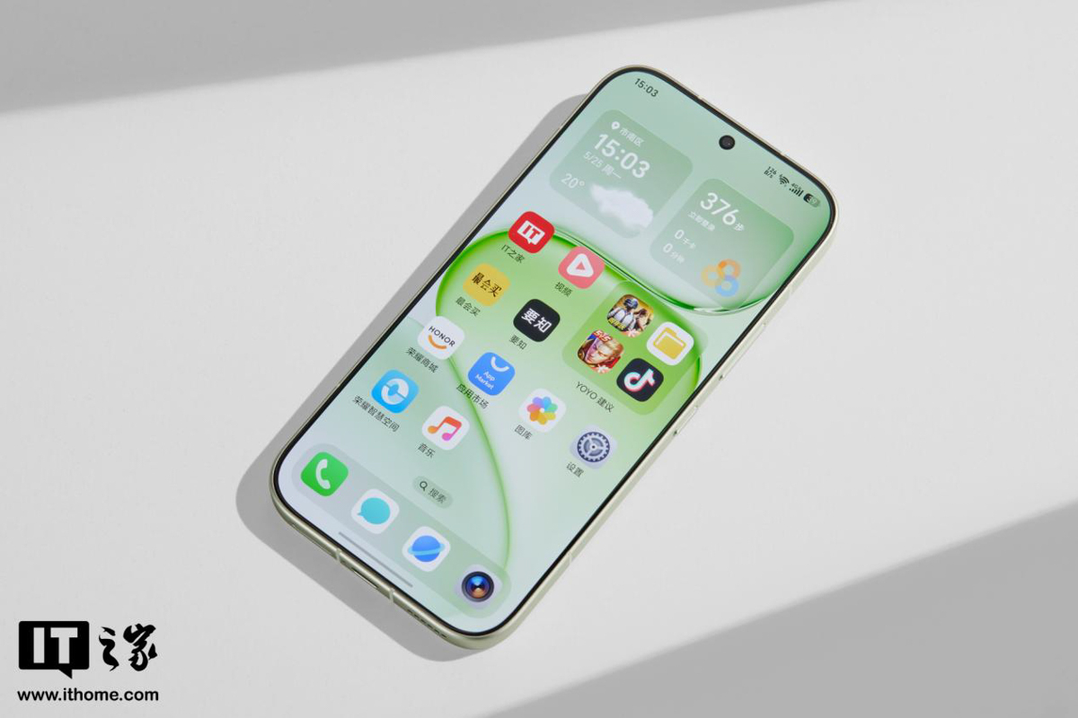 ận cảnh Honor 600 Pro hiển thị nội dung rõ nét ngoài trời nắng gắt nhờ độ sáng màn hình cao