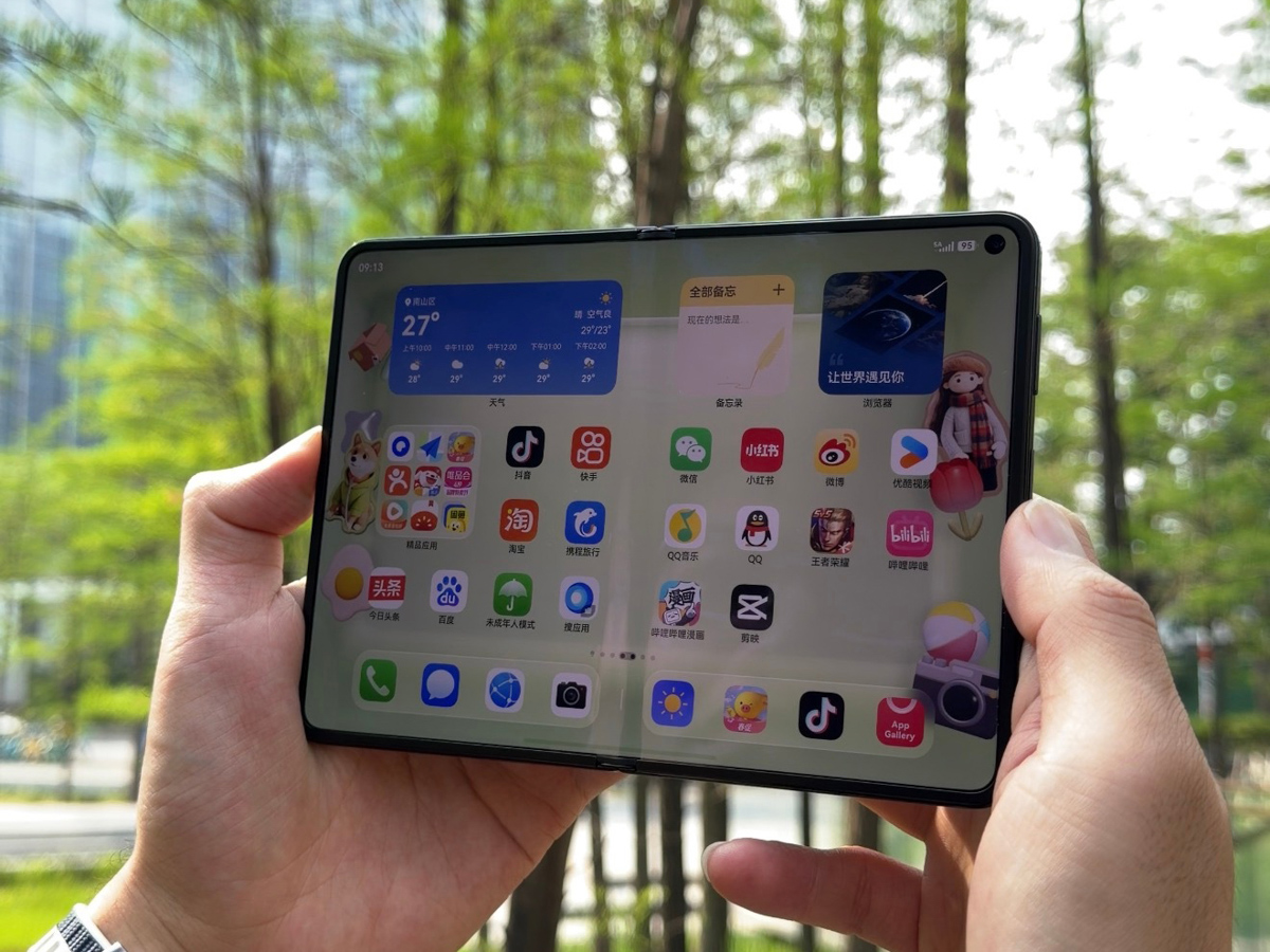 Nếp gấp màn hình của Huawei Pura X Max khá mờ