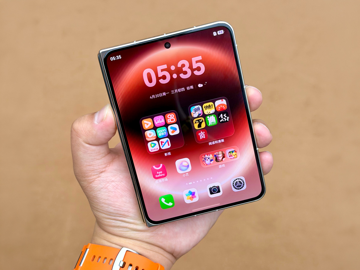 Màn ngoài 5.4 inch rộng rãi của Huawei Pura X Max