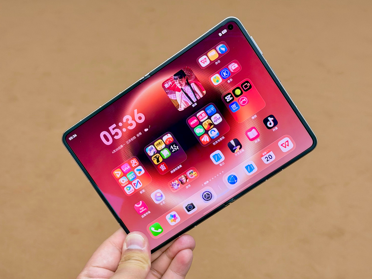 Màn trong 7.7 inch Huawei Pura X Max mở ngang