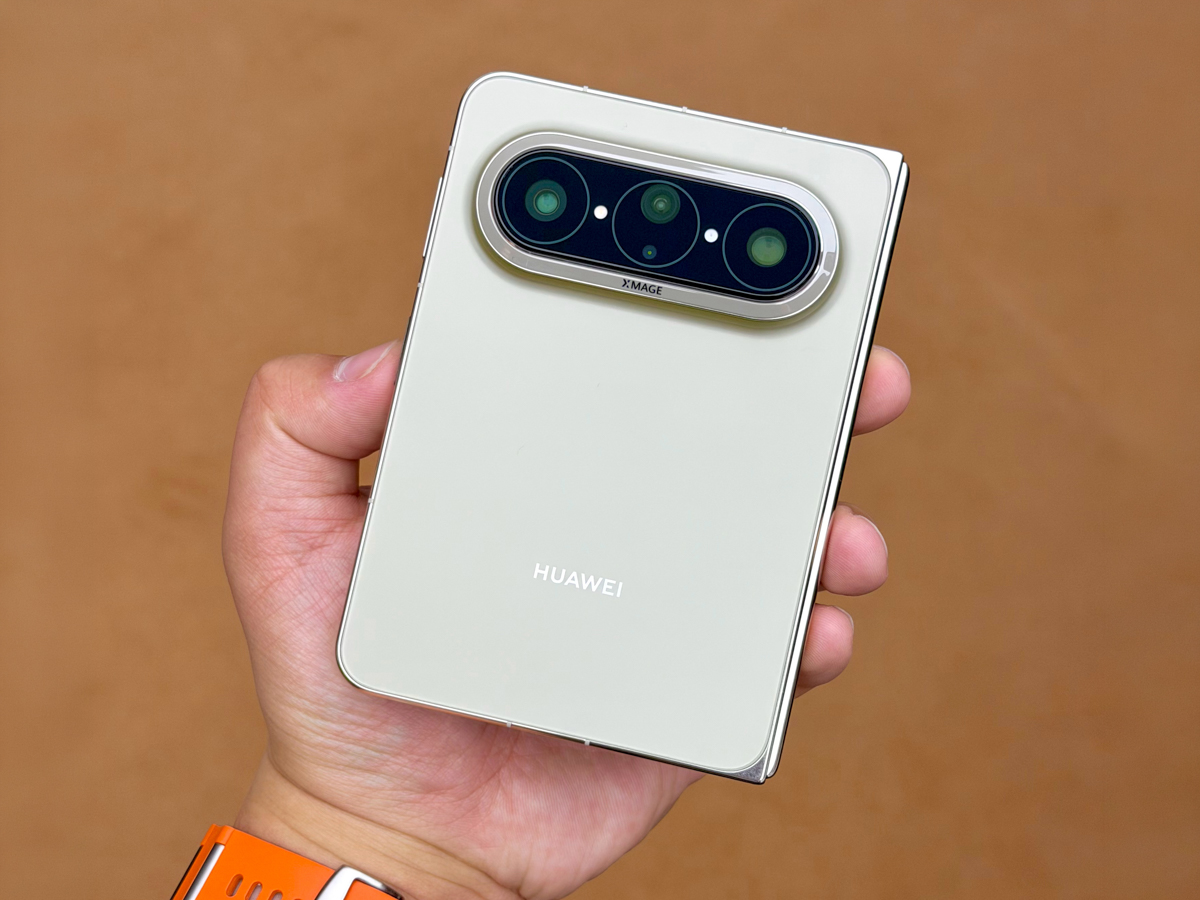 Mặt lưng Huawei Pura X Max khi gập lại