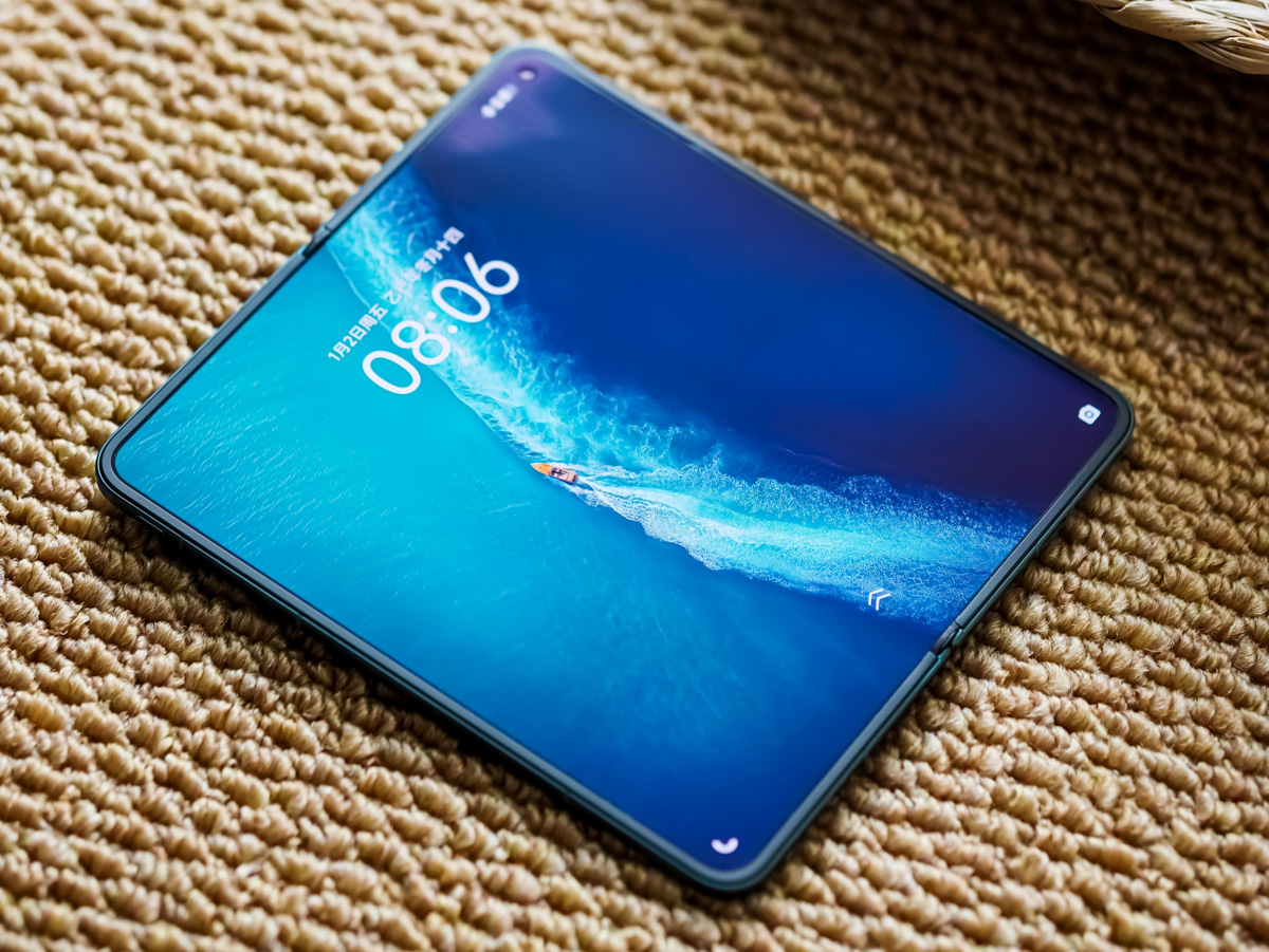 Cận cảnh vivo X Fold6 nếp gấp màn hình mờ và tinh tế