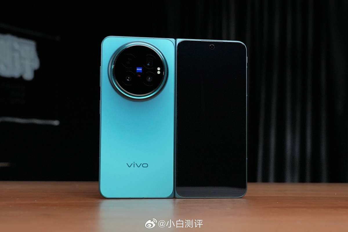 Cận cảnh vivo X Fold6 thiết kế mặt lưng sang trọng