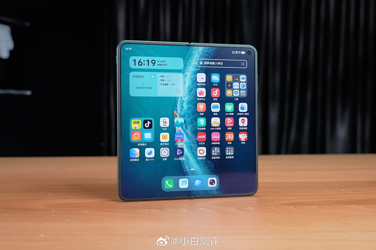 Cận cảnh vivo X Fold6 màn hình chính bên trong