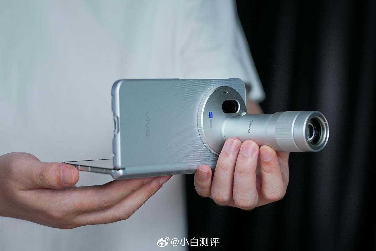 Cận cảnh vivo X Fold6 gắn ống kính rời Zeiss