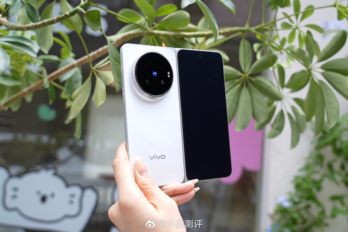 Cận cảnh vivo X Fold6 với thiết kế tinh tế và sang trọng
