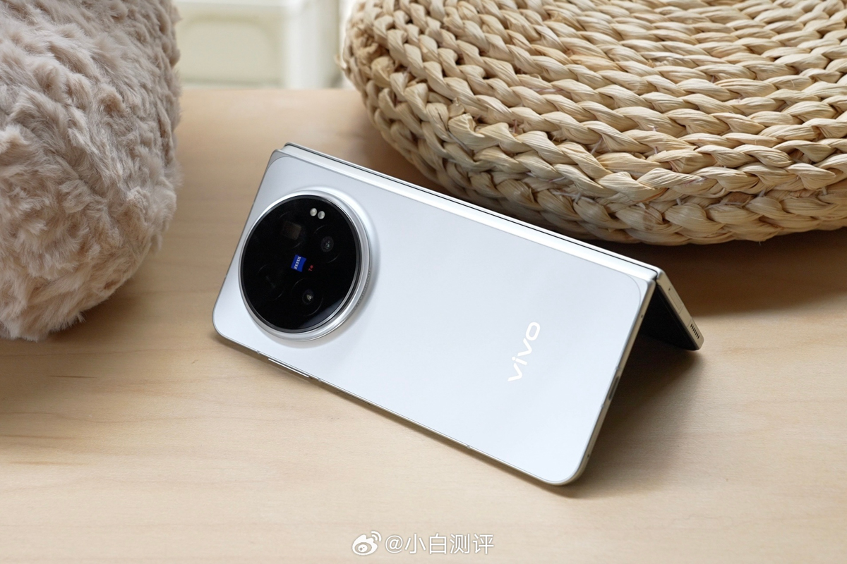 Cận cảnh vivo X Fold6 tổng thể mặt lưng