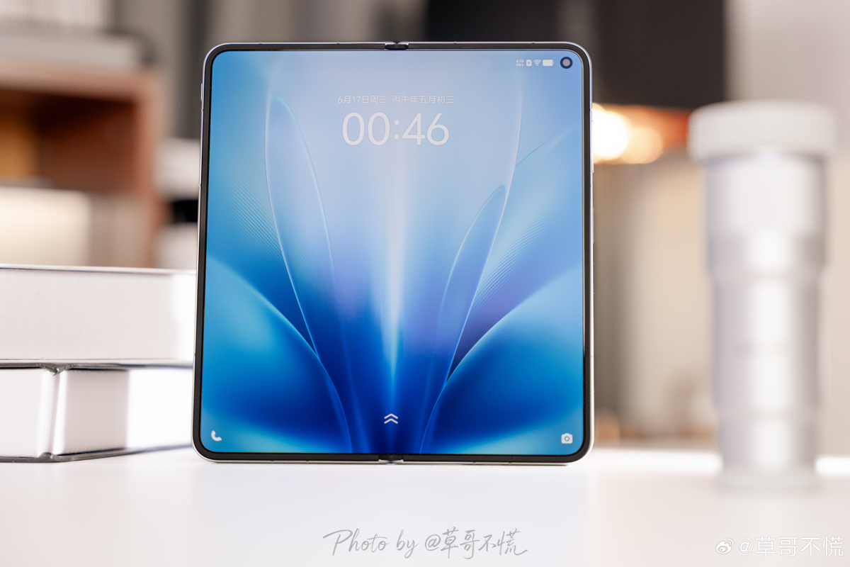 Cận cảnh vivo X Fold6 độ sáng màn hình hiển thị ngoài trời