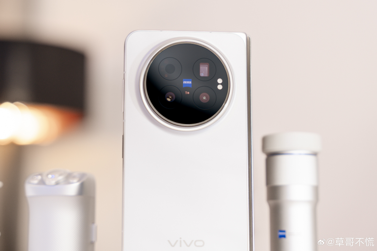 Cận cảnh vivo X Fold6 cụm camera mặt lưng
