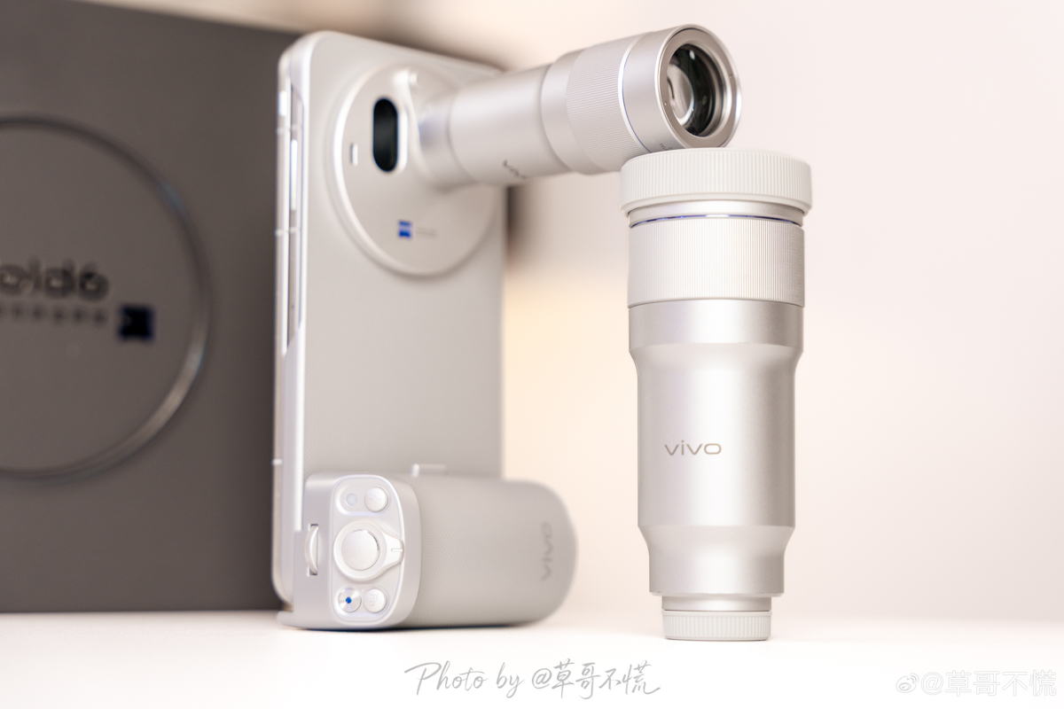 Cận cảnh vivo X Fold6 gắn ống kính rời Zeiss